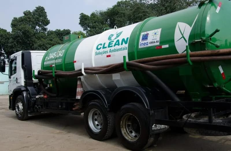 Caminhão tanque vácuo Clean para coleta e tratamento de efluentes industriais