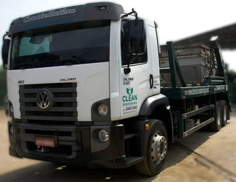 Caminhão com caçamba poliguindaste para transporte de resíduos não perigosos Clean