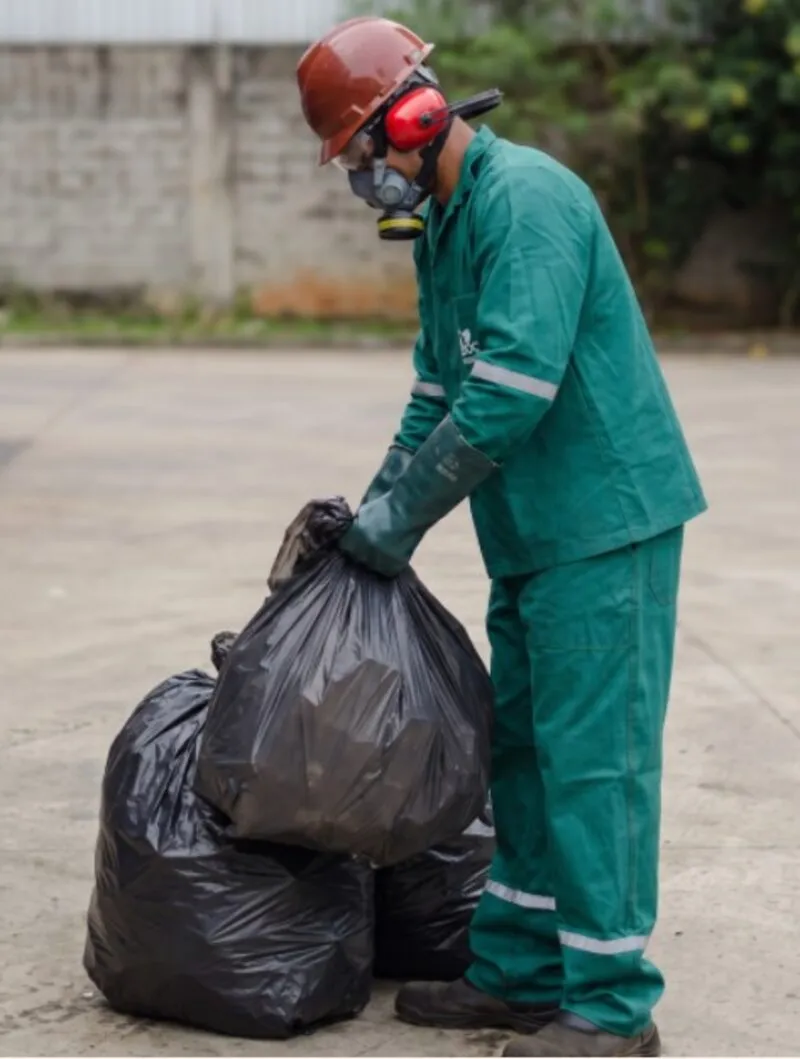 Profissional equipado com EPI para coleta de resíduos hospitalares RSS Clean